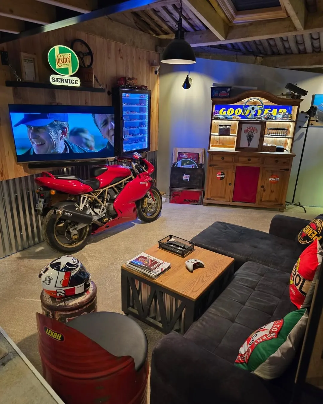 Le salon man-cave de Charente Reprog : canapé, Ducati, enseignes vintage et console