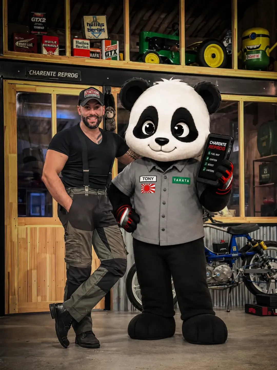 Tony et la mascotte panda Charente Reprog dans l'atelier